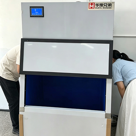 500公斤片冰机交付江苏扬州某家宴配送